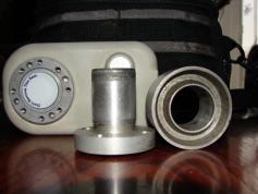 Detail na LNB Sharp UNI a feedhorn c2